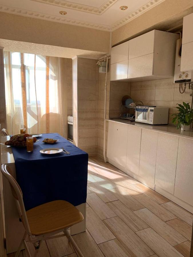 Lux Apartment Shymkent Bagian luar foto